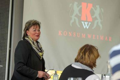 Die Vorstandsvorsitzende stellt die Konsumgenossenschaft Weimar eG vor